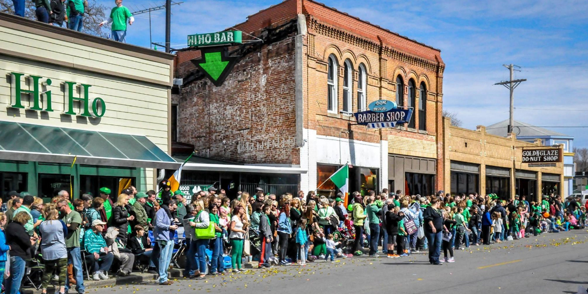 Large group of people outside of Hi-Ho Bar & Grill on St. Patrick's Day.